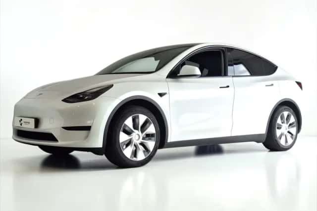 Tesla Model Y (2022) thumbnail 1