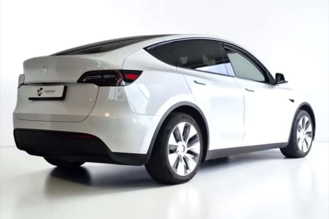 Tesla Model Y (2022) thumbnail 3