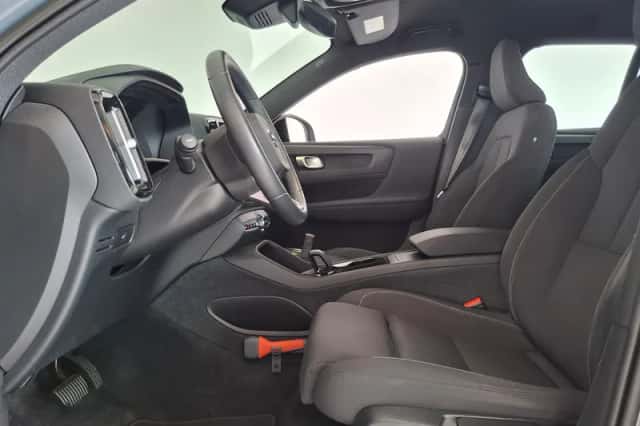 Volvo XC40 (2023) thumbnail 3