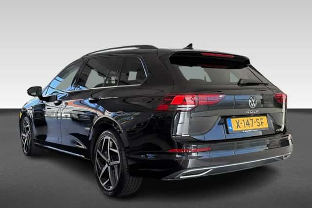 Volkswagen Golf (2024) thumbnail 3