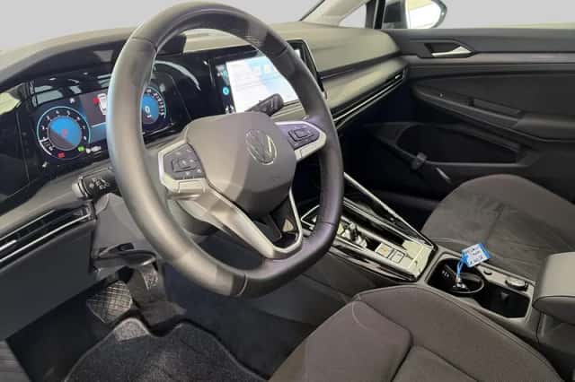 Volkswagen Golf (2024) thumbnail 4