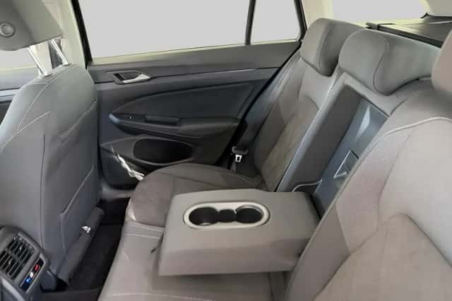 Volkswagen Golf (2024) thumbnail 6