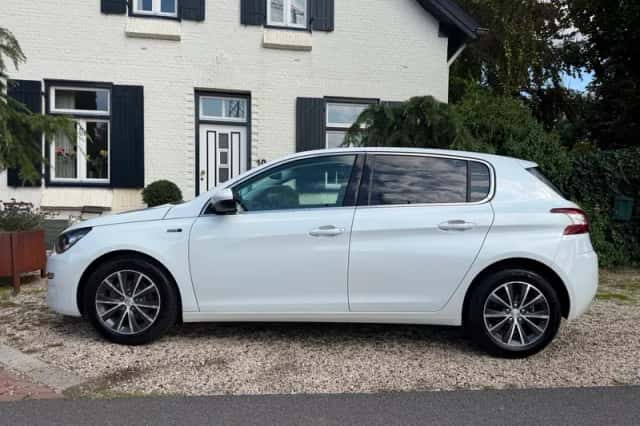 Peugeot 308 (2015) thumbnail 3
