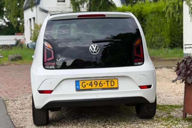 Volkswagen Up! (2016) thumbnail 4