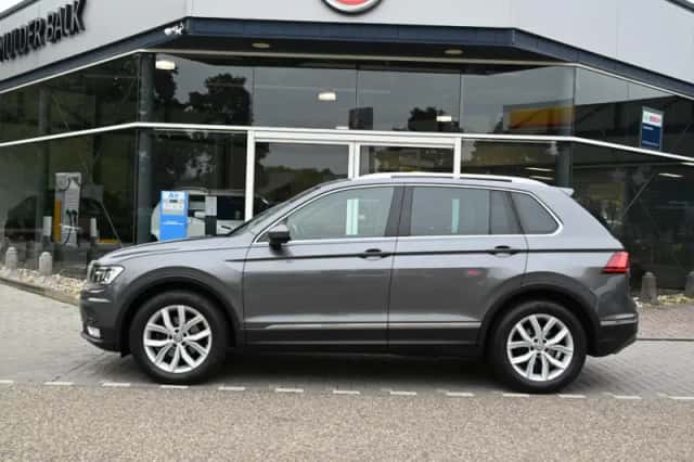 Volkswagen Tiguan (2017) thumbnail 2