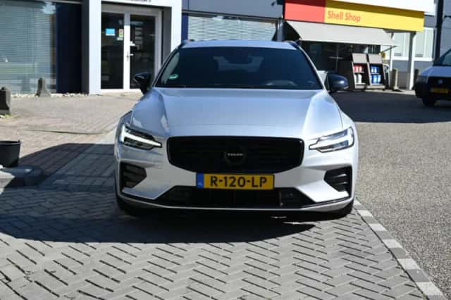 Volvo V60 (2022) thumbnail 3