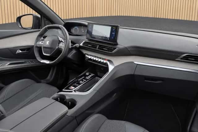 Peugeot 3008 (2023) thumbnail 3