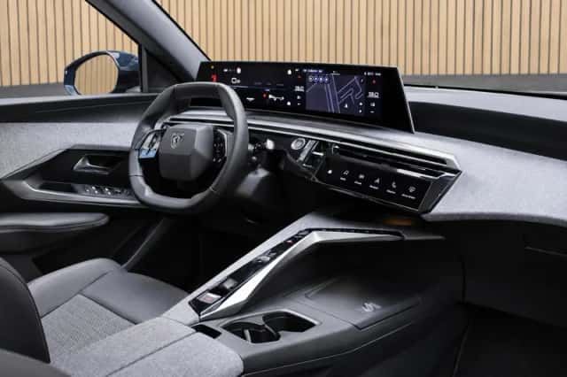Peugeot 3008 (2024) thumbnail 3