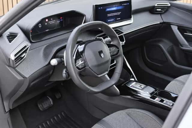 Peugeot 2008 (2024) thumbnail 3