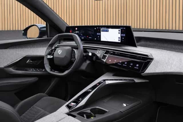 Peugeot e-3008 (2024) thumbnail 3