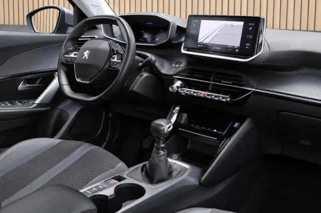 Peugeot 2008 (2021) thumbnail 3