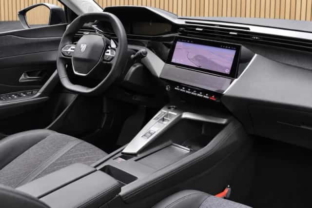 Peugeot 408 (2023) thumbnail 3