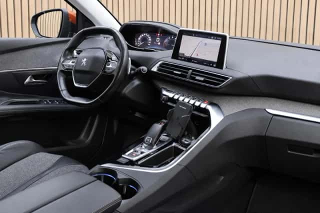 Peugeot 3008 (2018) thumbnail 3
