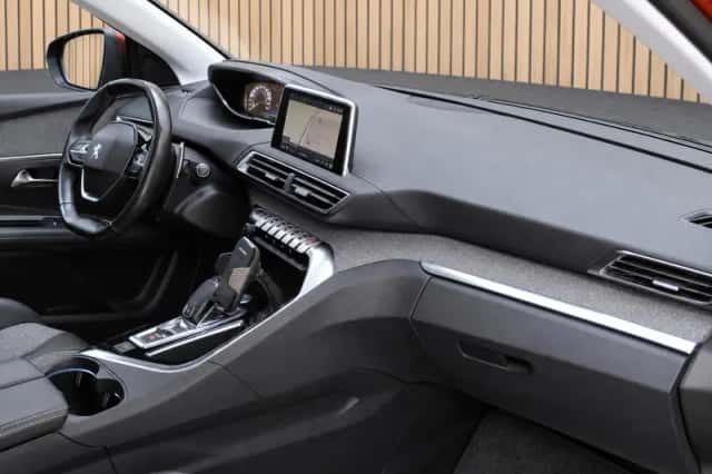 Peugeot 3008 (2018) thumbnail 6