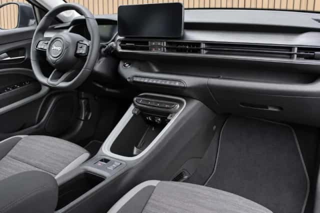 Jeep Avenger (2024) thumbnail 3