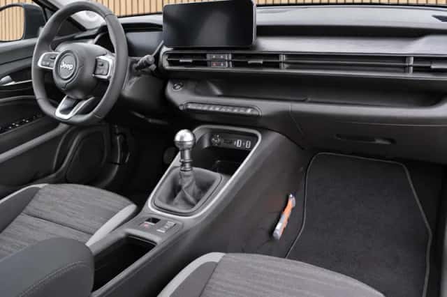 Jeep Avenger (2024) thumbnail 3