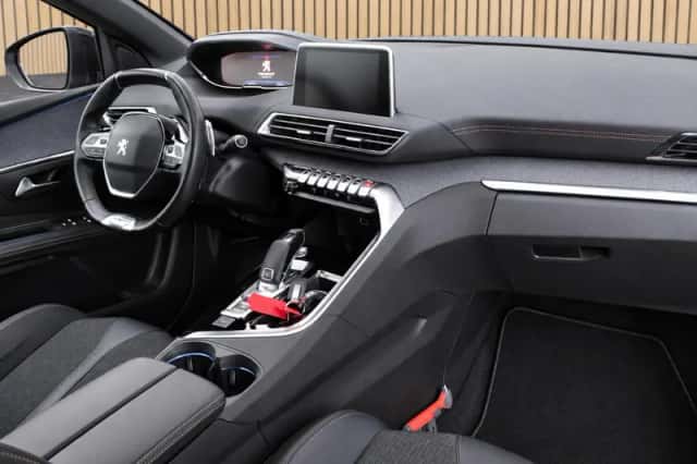 Peugeot 3008 (2020) thumbnail 3