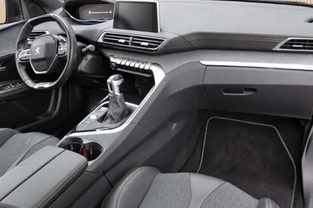 Peugeot 3008 (2017) thumbnail 3