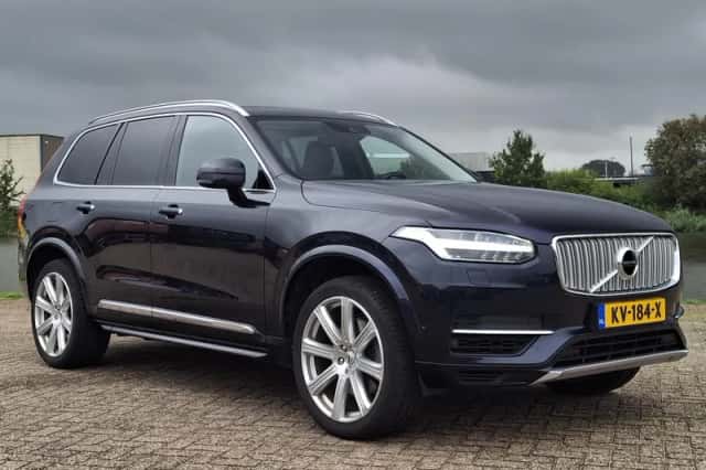 Volvo XC90 (2016) thumbnail 2