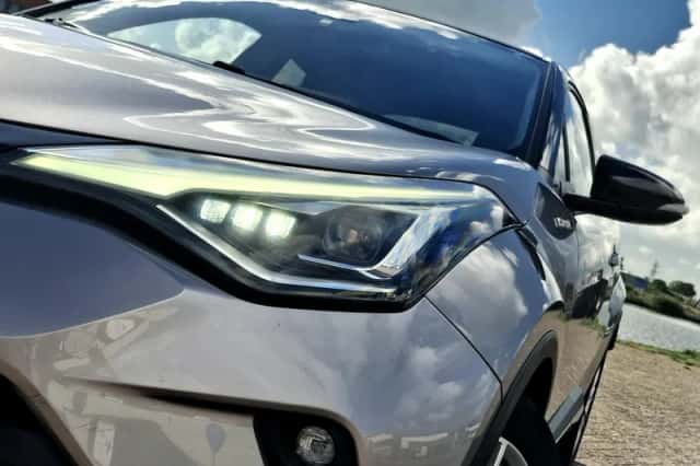 Toyota C-HR (2021) thumbnail 2