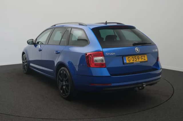 Škoda Octavia (2019) thumbnail 3