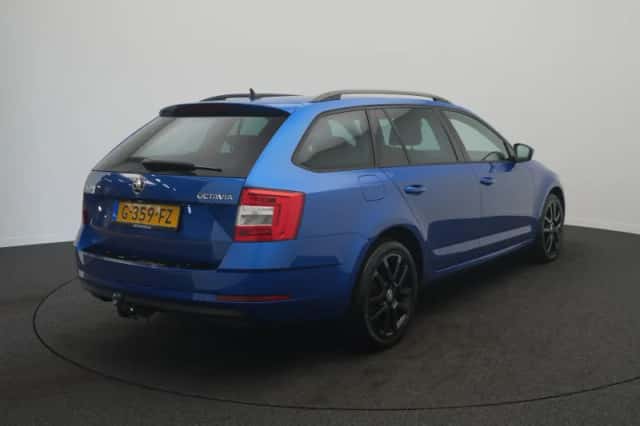 Škoda Octavia (2019) thumbnail 4