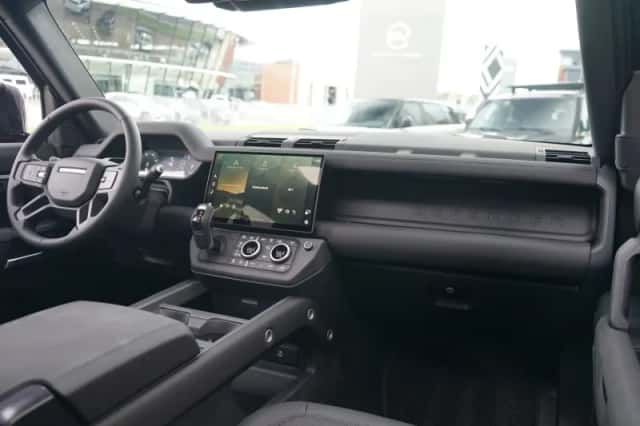 Land Rover Defender (2026) thumbnail 3