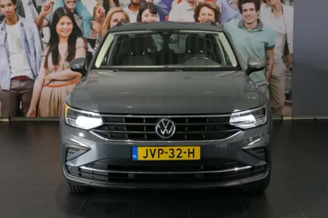 Volkswagen Tiguan (2021) thumbnail 2