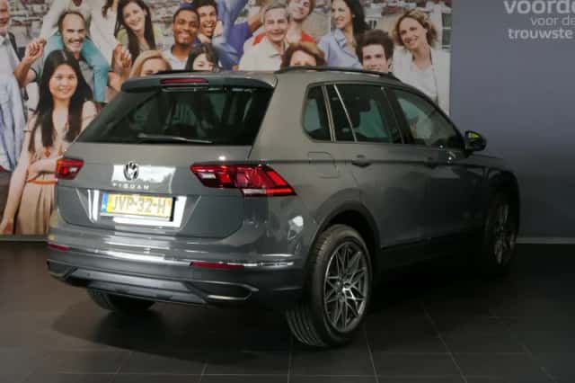 Volkswagen Tiguan (2021) thumbnail 3
