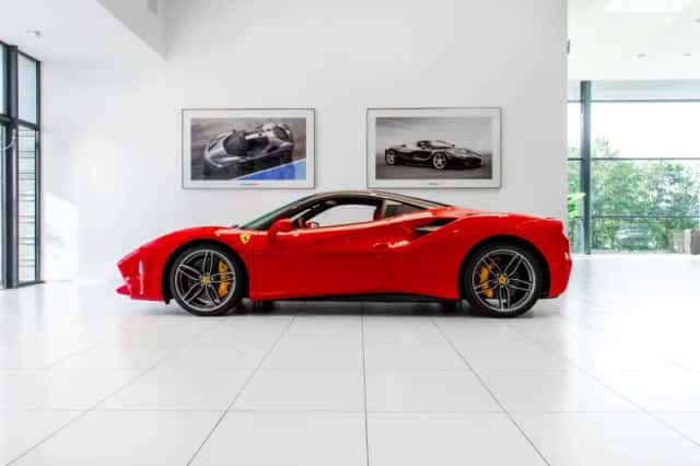 Ferrari 488 (2015) thumbnail 2
