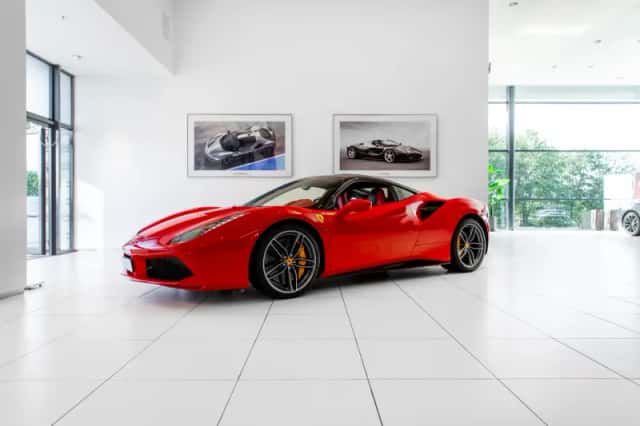 Ferrari 488 (2015) thumbnail 3