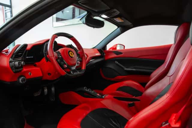 Ferrari 488 (2015) thumbnail 5