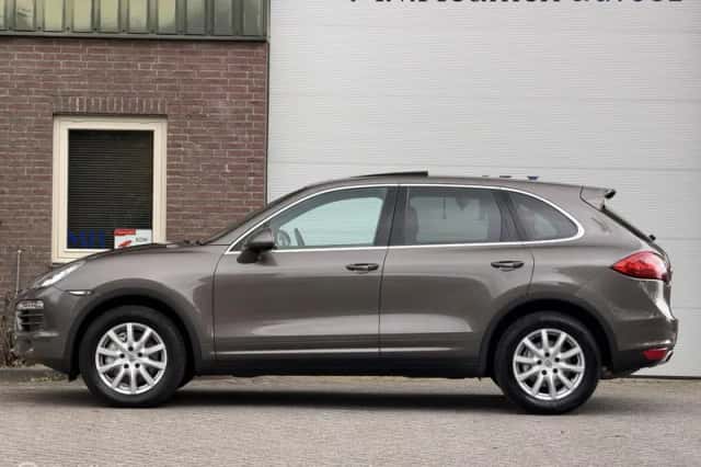 Porsche Cayenne (2010) thumbnail 2