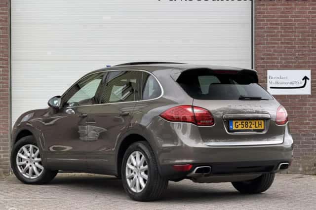 Porsche Cayenne (2010) thumbnail 3