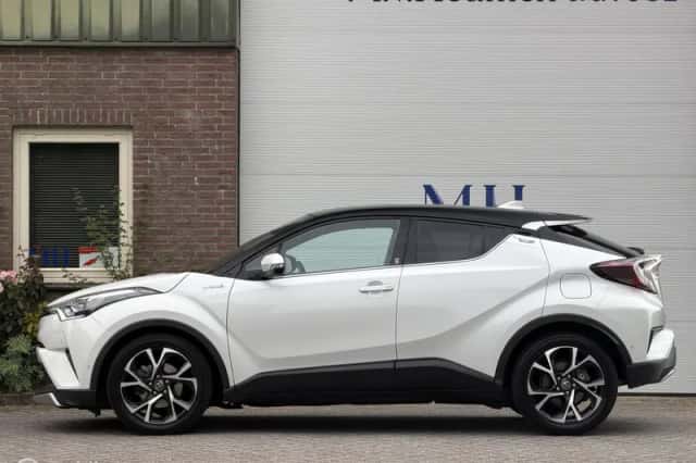 Toyota C-HR (2019) thumbnail 2
