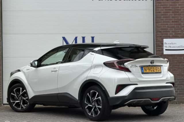 Toyota C-HR (2019) thumbnail 3