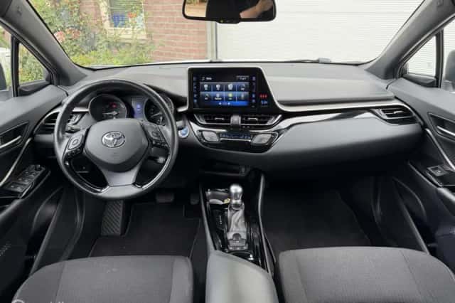 Toyota C-HR (2019) thumbnail 4