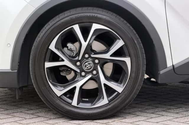 Toyota C-HR (2019) thumbnail 6