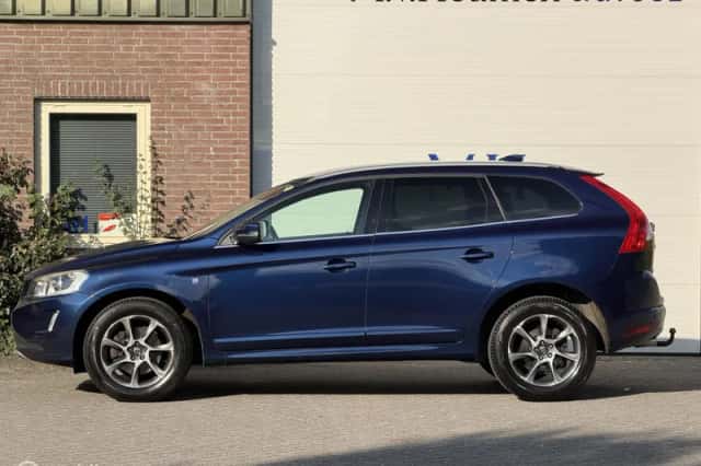 Volvo XC60 (2015) thumbnail 2