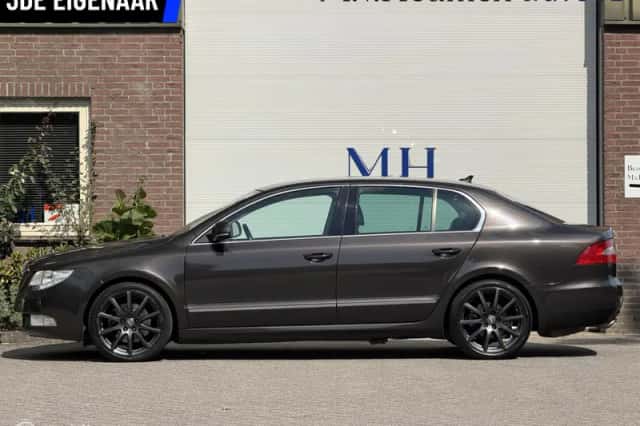 Škoda Superb (2010) thumbnail 2
