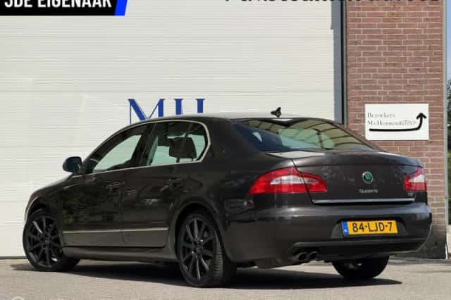 Škoda Superb (2010) thumbnail 3