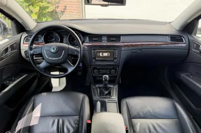 Škoda Superb (2010) thumbnail 4