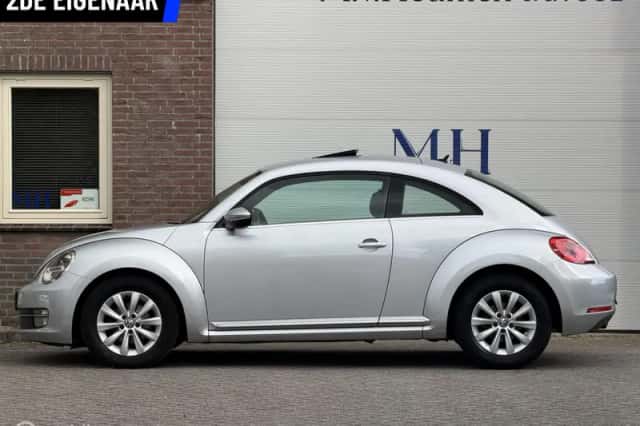 Volkswagen Beetle (2012) thumbnail 2