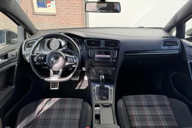 Volkswagen Golf (2016) thumbnail 4