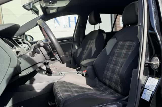 Volkswagen Golf (2016) thumbnail 5