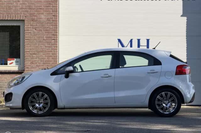 Kia Rio (2011) thumbnail 2