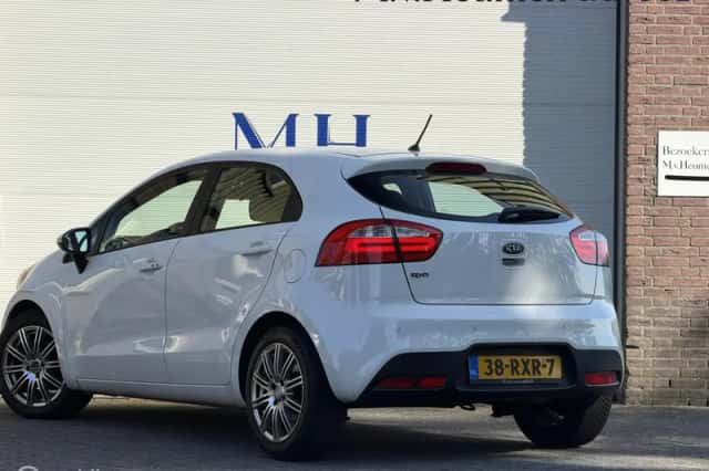 Kia Rio (2011) thumbnail 3
