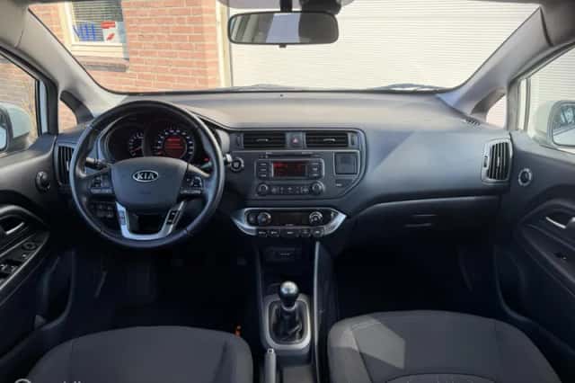 Kia Rio (2011) thumbnail 4