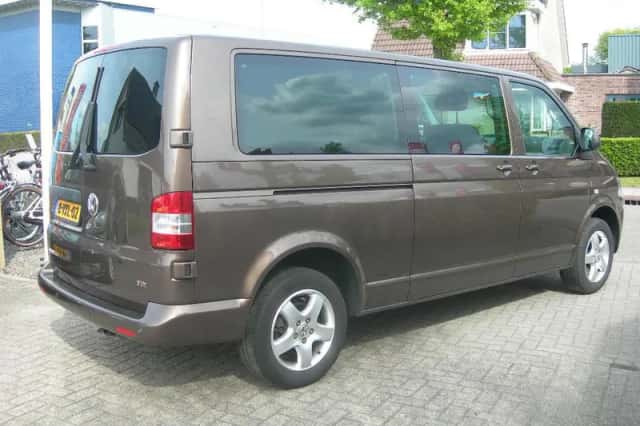 Volkswagen Caravelle (2012) thumbnail 2