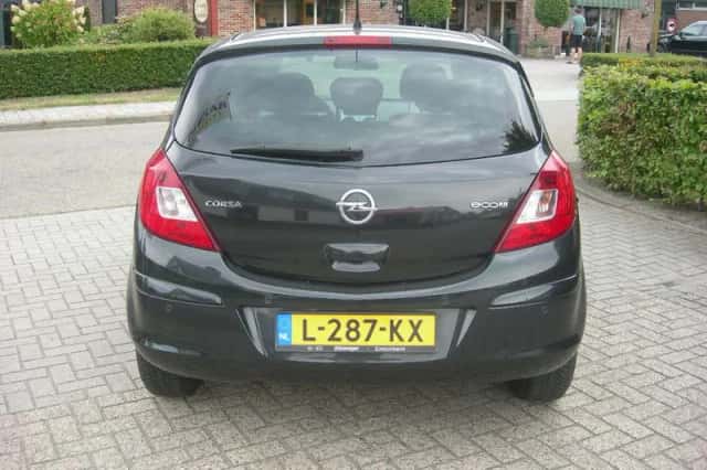 Opel Corsa (2014) thumbnail 3